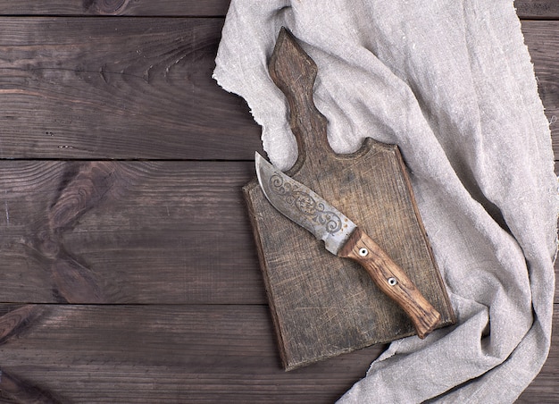 Ancien couteau de cuisine et couteau en bois