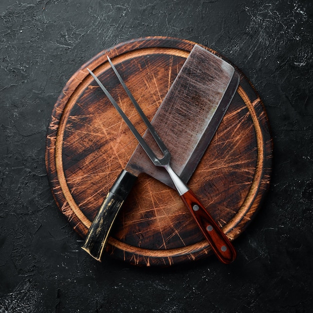 L'ancien couteau de cuisine et planches en bois sur fond noir Vue de dessus Espace libre pour votre texte