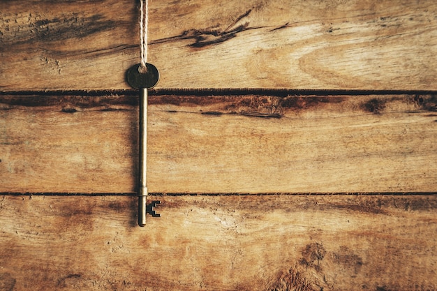 Ancien cru vintage accroché au fond en bois avec de l&#39;espace