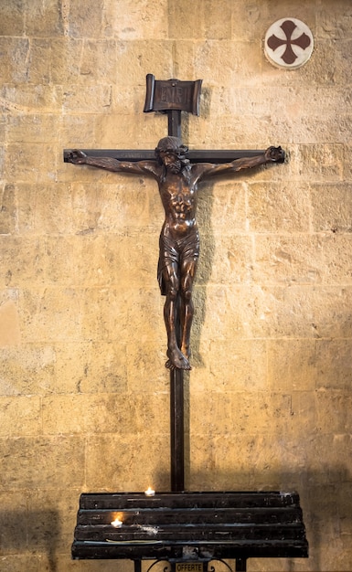 Ancien crucifix italien, en bois, avec Jésus-Christ symbole de résurrection et de salut