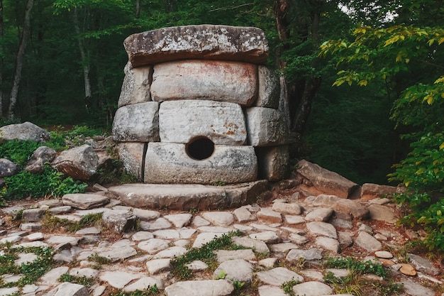 Ancien dolmen composé rond dans la vallée de la rivière Jean, monument d'archéologie à la structure mégalithique.