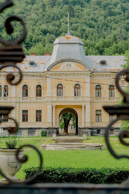 Photo un ancien domaine bien entretenu à rénover