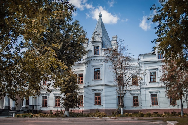 Ancien domaine blanc de Tereshchenko avec tour à Andrushevka