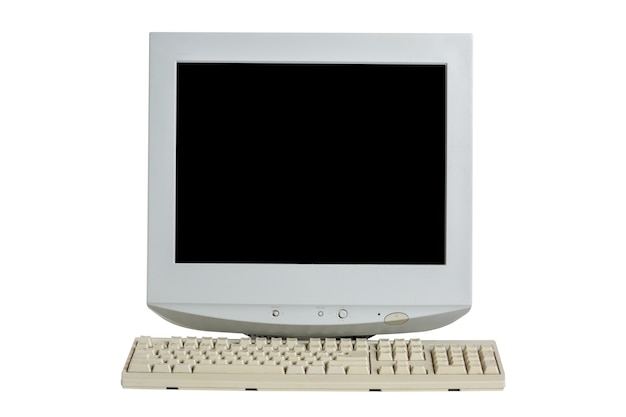 Ancien écran CRT rétro avec un clavier isolé sur blanc.