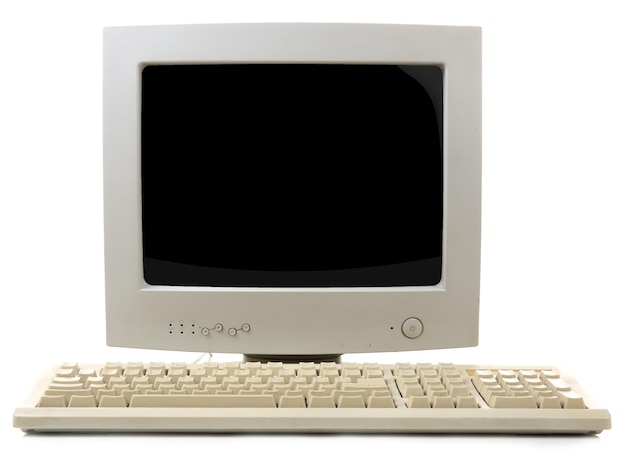 Ancien écran d'ordinateur et clavier isolé sur blanc