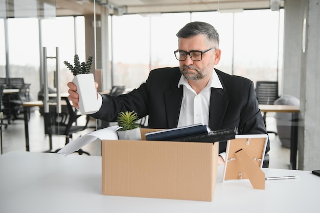 Photo ancien employé d'affaires dans le concept de réinstallation