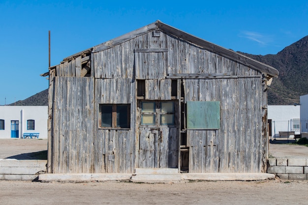 Ancien entrepôt en bois dans les marais salants du parc naturel de Cabo de Gata, province d'Almeria, Andalousie, Espagne