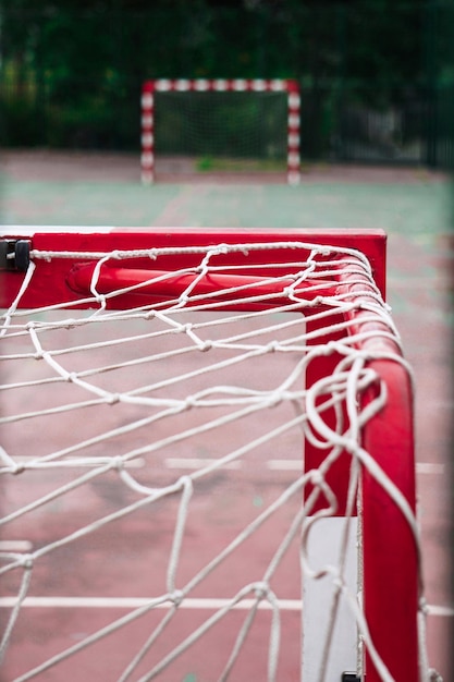 ancien équipement de sport de but de football de rue abandonné