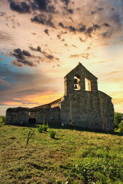 ancien ermitage avec beau ciel