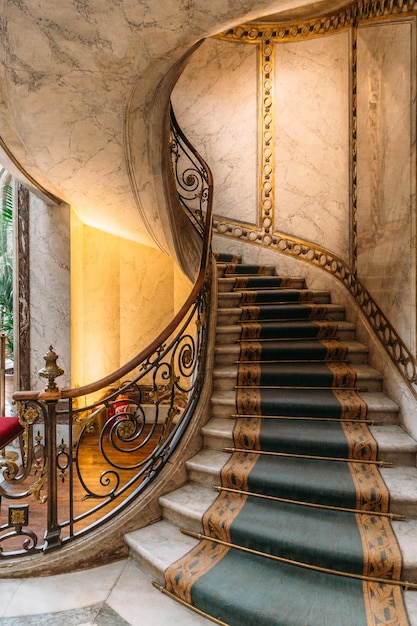 Ancien escalier en colimaçon de luxe au Musée JacquemartAndre à Paris France Photo verticale Tapis sur les marches