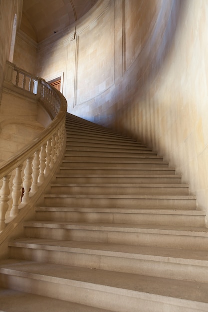 Ancien escalier en marbre blanc pur