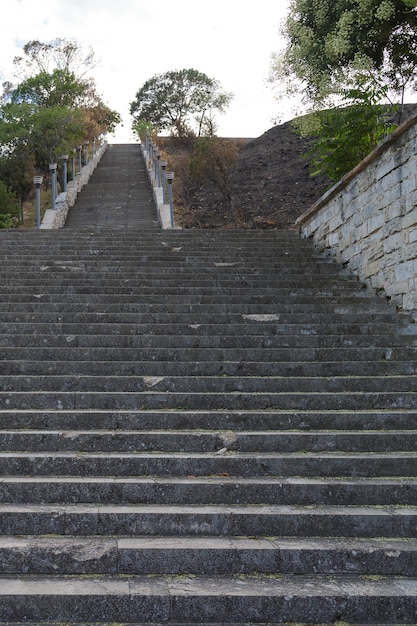 Photo un ancien escalier en pierre.