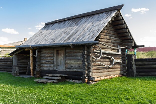 Photo l'ancien hangar en bois de grumes russie oural nizhnya sinyachikha