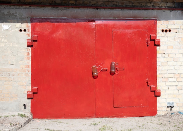 ancien hangar de porte d'entrepôt en métal