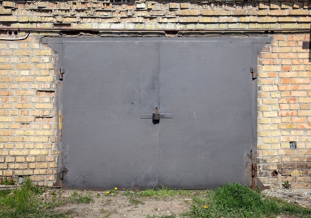 ancien hangar de porte d'entrepôt en métal