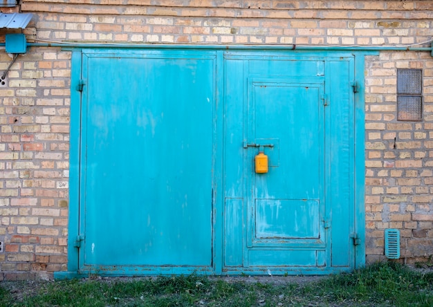 ancien hangar de porte d'entrepôt en métal