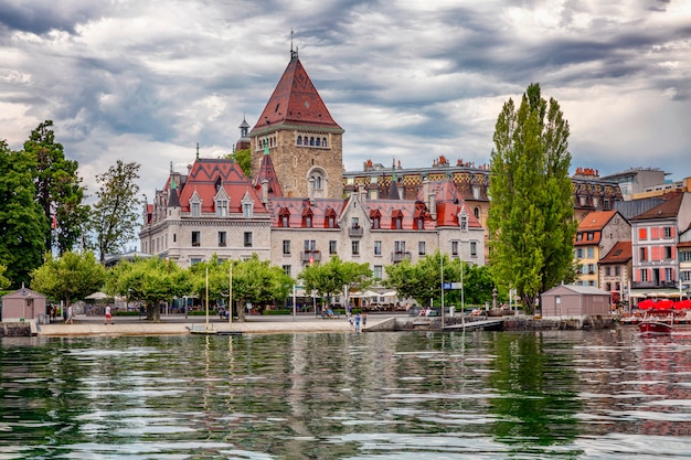 Ancien hôtel au bord du lac Lemann dans une riche ville européenne.