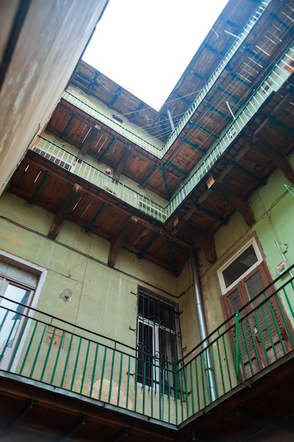 Ancien immeuble résidentiel avec balcon en bois. Ancienne architecture européenne