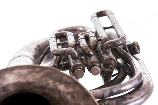 Ancien instrument à vent musical isolé sur fond blanc