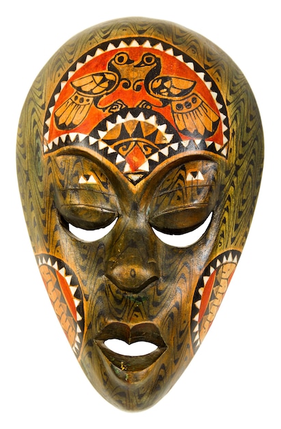 Ancien masque africain en bois sur fond blanc