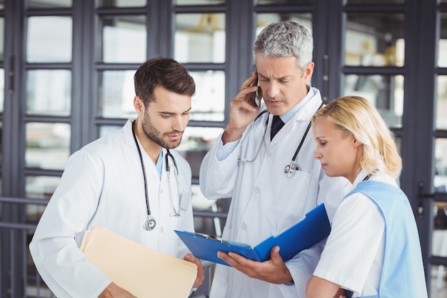 Ancien médecin travaillant avec des collègues