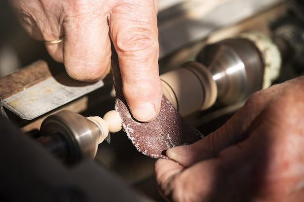 Ancien menuisier travaillant le bois, photo teintée