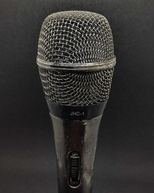 Ancien microphone sur fond noir