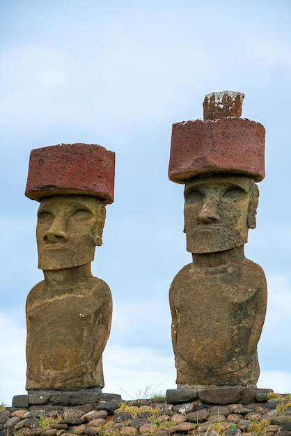 L'ancien moai de l'île de Pâques au Chili