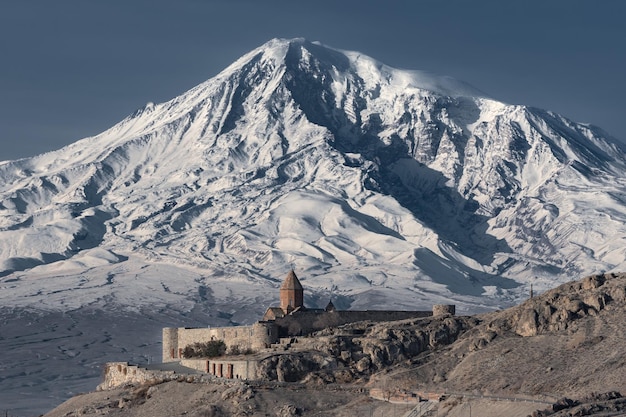 Ancien monastère arménien Khor Virap à l'intérieur de murs de pierre en face du mont biblique Ararat Arménie