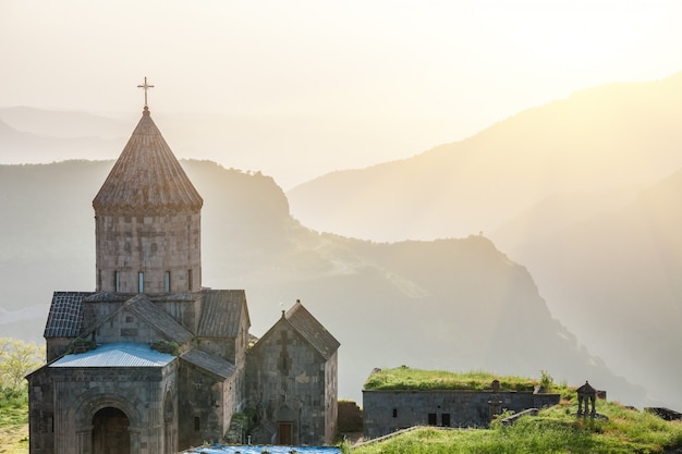 Ancien monastère au soleil couchant