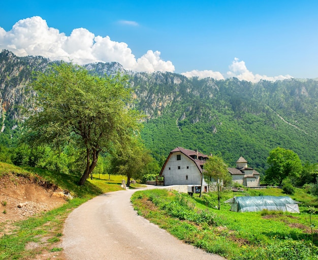 Ancien monastère de Donja Dobrilovina dans les montagnes du Monténégro