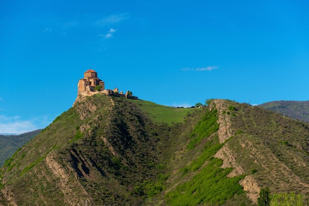 L'ancien monastère de Jvari dans les montagnes. Géorgie