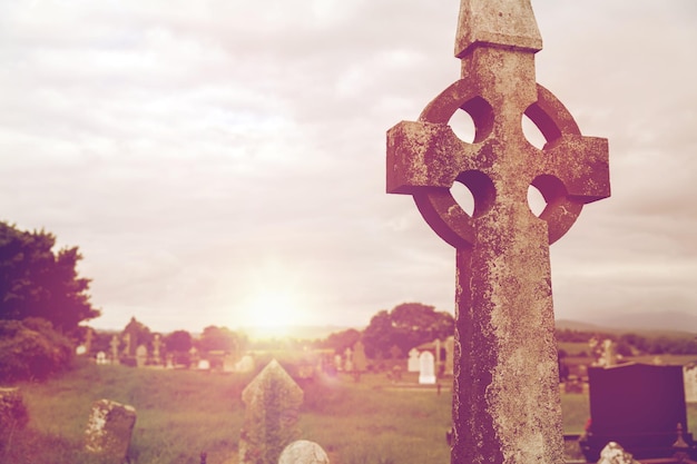 ancien monument et concept d'inhumation - vieille croix de tombe, pierres tombales et ruines sur le cimetière celtique du cimetière en irlande
