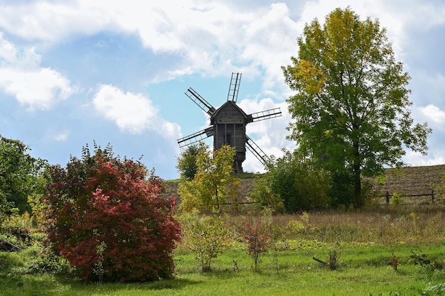 Ancien moulin aux abords du village