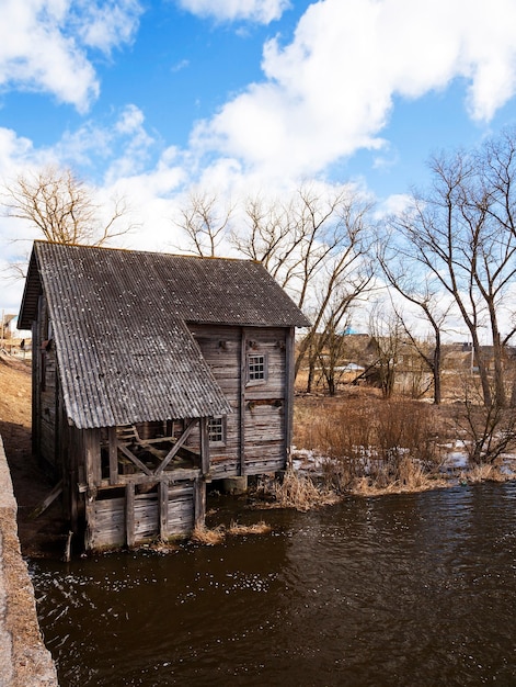 Photo ancien moulin en bois inutilisé situé dans le village de golshany belarus