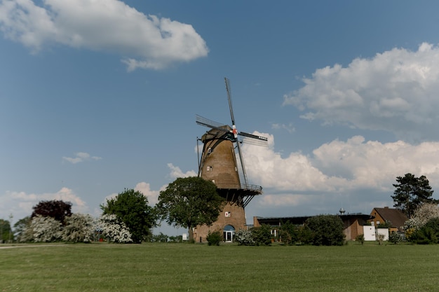 Photo ancien moulin en pierre bâtiments europe grandes lames