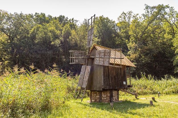 Ancien moulin à vent en bois