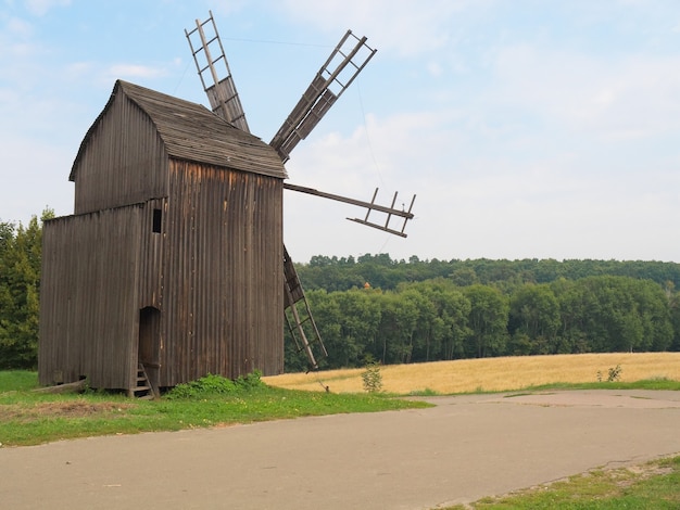 Ancien moulin à vent dans le village ukrainien, près de la ville de Kiev. Ukraine.