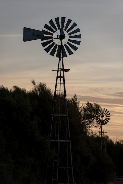 Photo ancien moulin à vent de la ferme pour l'eau