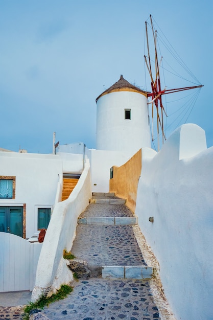 Ancien moulin à vent grec sur l'île de santorin dans la ville d'oia avec des escaliers dans la rue santorin grèce