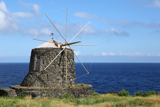 Photo ancien moulin à vent sur l'île de corvo açores