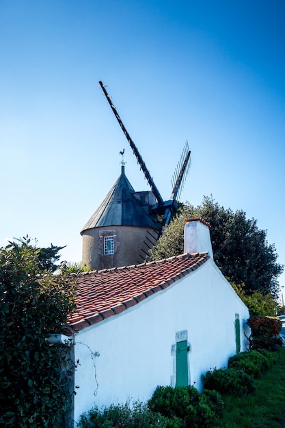 Ancien moulin à vent traditionnel de l'île de Ré, France