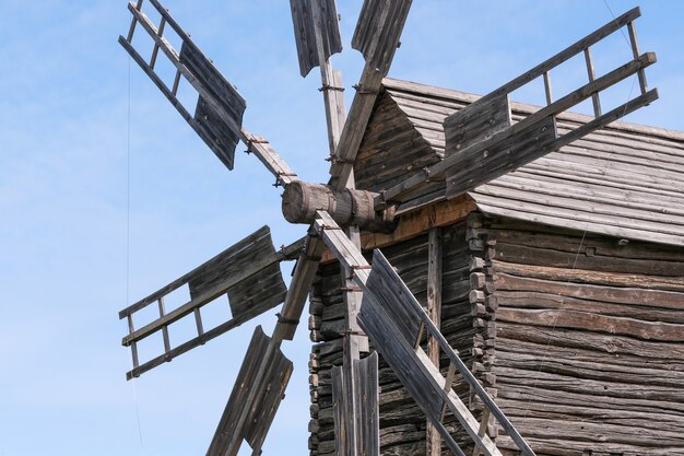 Ancien moulin à vent ukrainien en bois