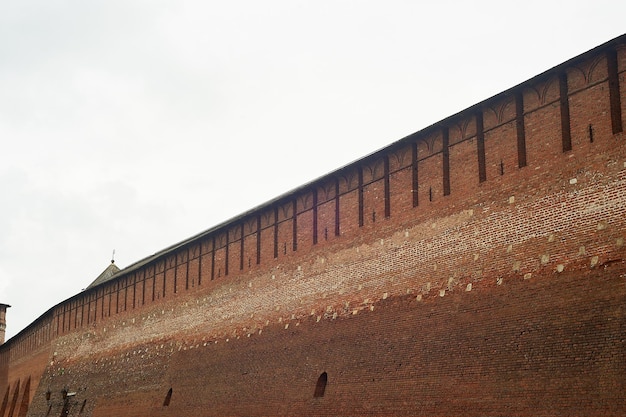 L'ancien mur de briques de la forteresse de briques rouges Au-dessus des douvesLe temps des chevaliers