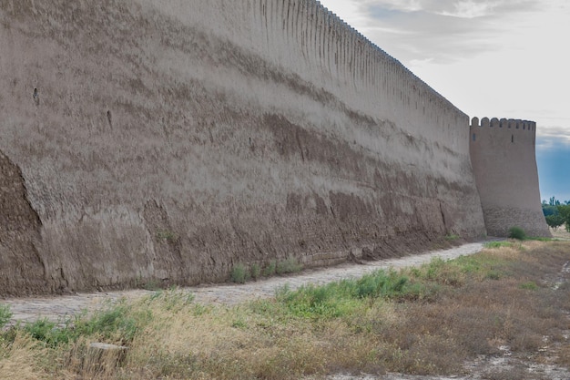 ancien mur défensif en pierre d'un vieux château