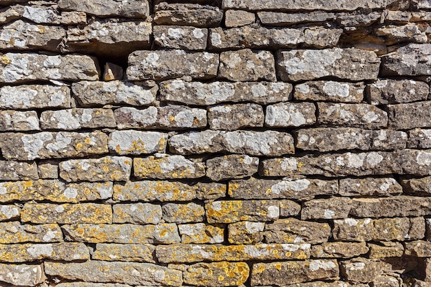 Ancien mur de pierres et couvert de lichens