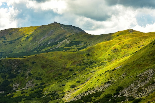 L'ancien observatoire du mont Pip Ivan dans les Carpates. Ukraine