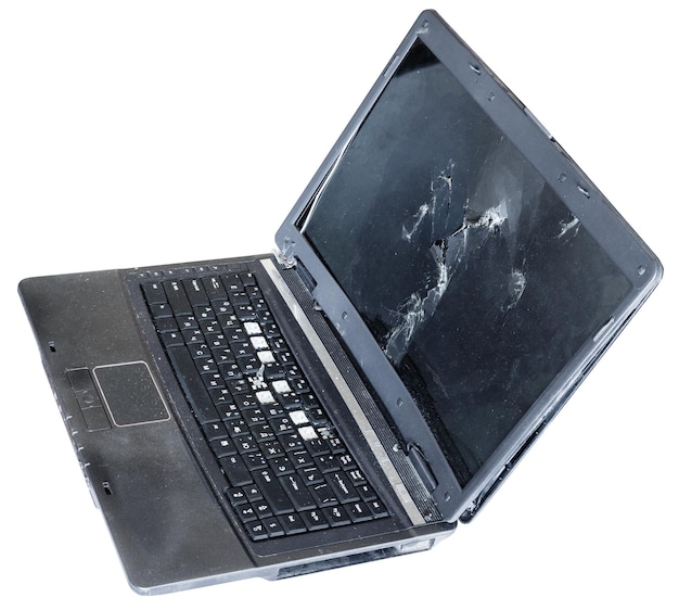 Ancien ordinateur portable cassé isolé sur blanc
