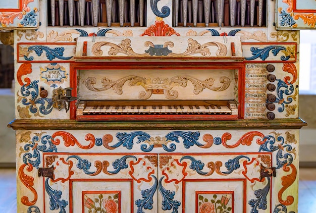 Ancien orgue restauré et décoré de motifs floraux et de figures géométriques peintes de l'église
