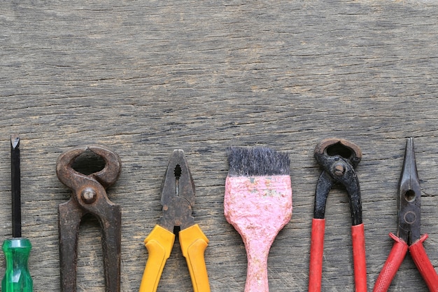 Ancien outil placé sur une cheminette en bois